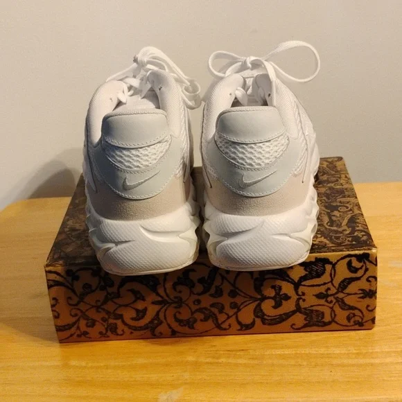 Brand New Nike Women's Sneakers Size 12 - Picture 5 of 6